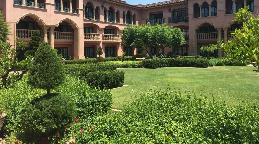 Great Hotel with beautiful grounds, multiple pools, tennis courts, golf course (which we played; beautiful) and spectacular high-end service. We really enjoyed our stay here, just outside of San Diego.