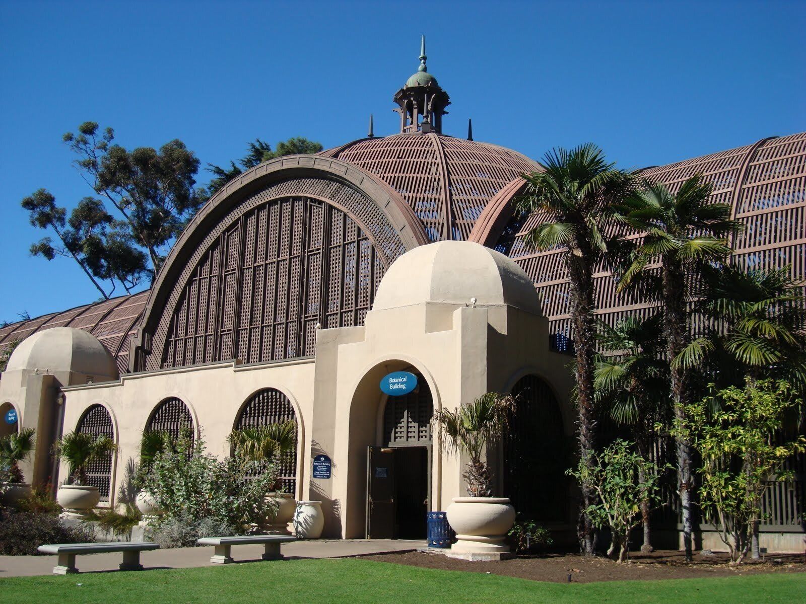 #Balboa Park #BotanicalBuilding #SanDiego
Situado no Balboa Park em San Diego, o Jardim botânico é uma das mais de 20 atrações do parque. Está muito bem cuidado e tem uma grande variedade de plantas. Quando visitei o jardim botânico ele tinha, também, uma exposição de orquídeas.
Situated in Balboa Park in San Diego, the Botanical Building is one of more than 20 attractions in the park. It is very well maintained and has a great variety of plants. When I visited the Botanical Building I saw a beautiful exhibition of orchids.