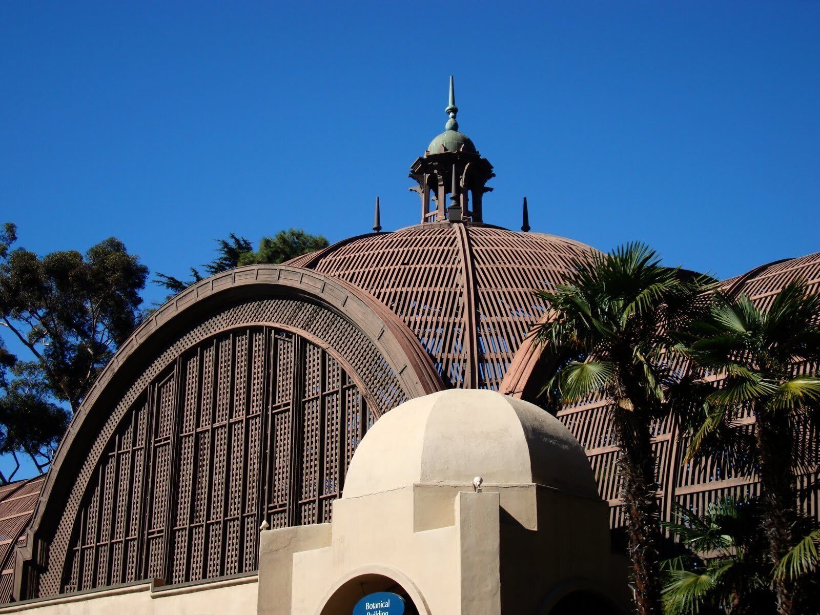 #Balboa Park #BotanicalBuilding #SanDiego

Situado no Balboa Park em San Diego, o Jardim botânico é uma das mais de 20 atrações do parque. Está muito bem cuidado e tem uma grande variedade de plantas. Quando visitei o jardim botânico ele tinha, também, uma exposição de orquídeas.

Situated in Balboa Park in San Diego, the Botanical Building is one of more than 20 attractions in the park. It is very well maintained and has a great variety of plants. When I visited the Botanical Building I saw a beautiful exhibition of orchids.