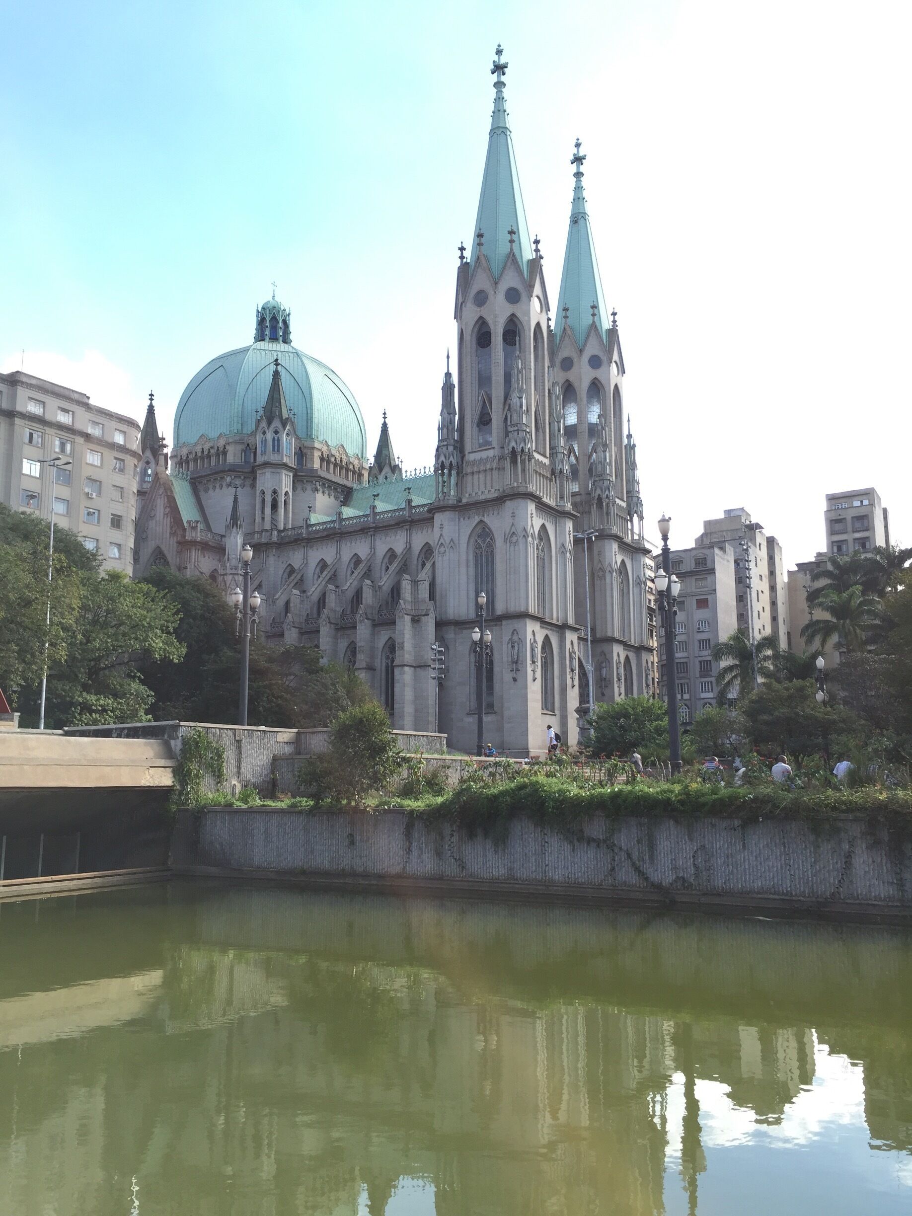 The Cathedral is the largest church in the city of São Paulo : 111 metres long, 46 metres wide, with the two flanking towers reaching a height of 92 metres. The Cathedral is a Latin cross church with a five-aisled nave and a dome that reaches 30 metres over the crossing. Although the building in general is Neo-Gothic, the dome is inspired by the Renaissance dome of the Cathedral of Florence. It is located in the Praça da Sé, or "Cathedral Square".
The Cathedral has a total capacity for 8,000 people. More than 800 tons of rare marble were used in its completion. The inner capitals are decorated with sculpted Brazilian produce as coffee branches, pineapples, and native animals such as tatus --armadillos.