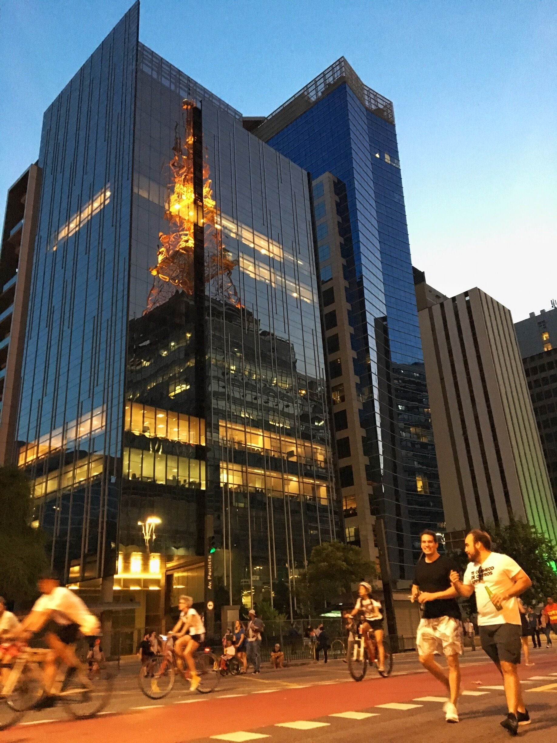 On Sundays the avenue is closed for traffic. The place is then packed with people from all walks of life, musicians, performers athletes.
One of the places to be when you’re in São Paulo.