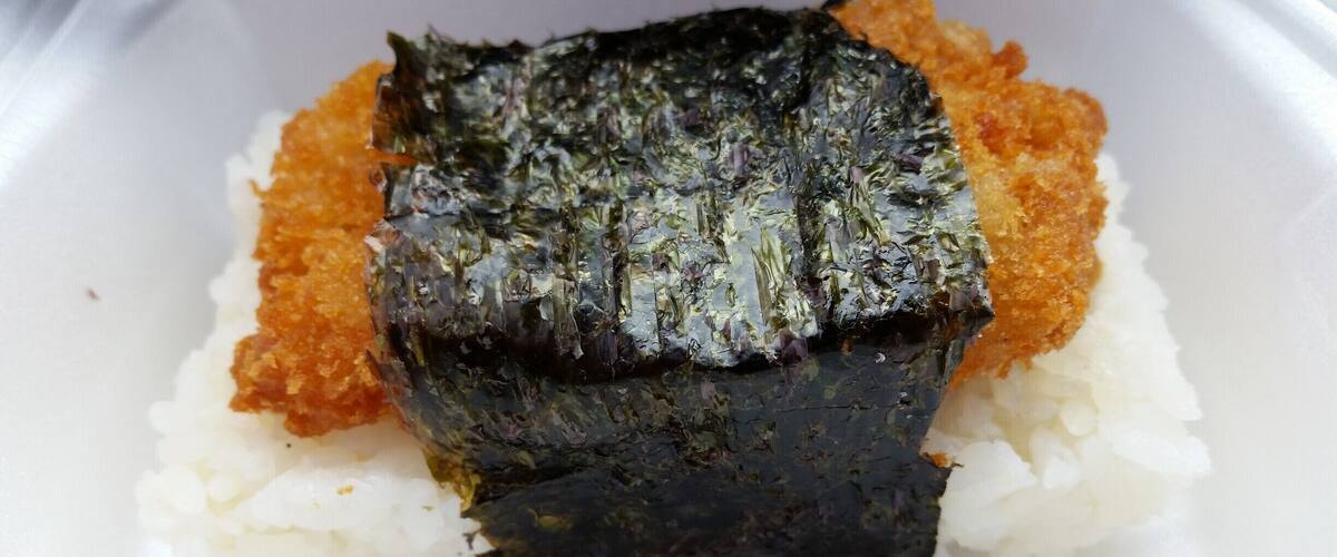 This is a chain restaurant from Hawaii. I had the Chicken Katsu Musubi. Chicken that's deep friend, placed on a bed of rice and wrapped in seaweed. VERY GOOD! #FoodieFinds