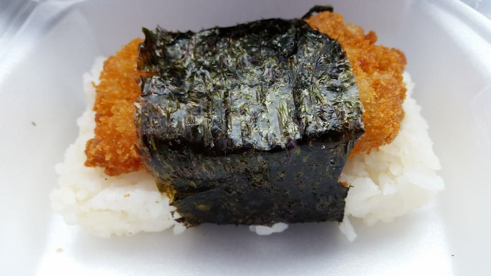 This is a chain restaurant from Hawaii. I had the Chicken Katsu Musubi. Chicken that's deep friend, placed on a bed of rice and wrapped in seaweed. VERY GOOD! #FoodieFinds