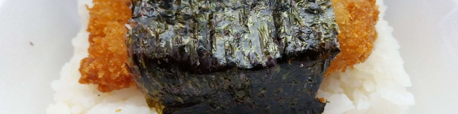 This is a chain restaurant from Hawaii. I had the Chicken Katsu Musubi. Chicken that's deep friend, placed on a bed of rice and wrapped in seaweed. VERY GOOD! #FoodieFinds