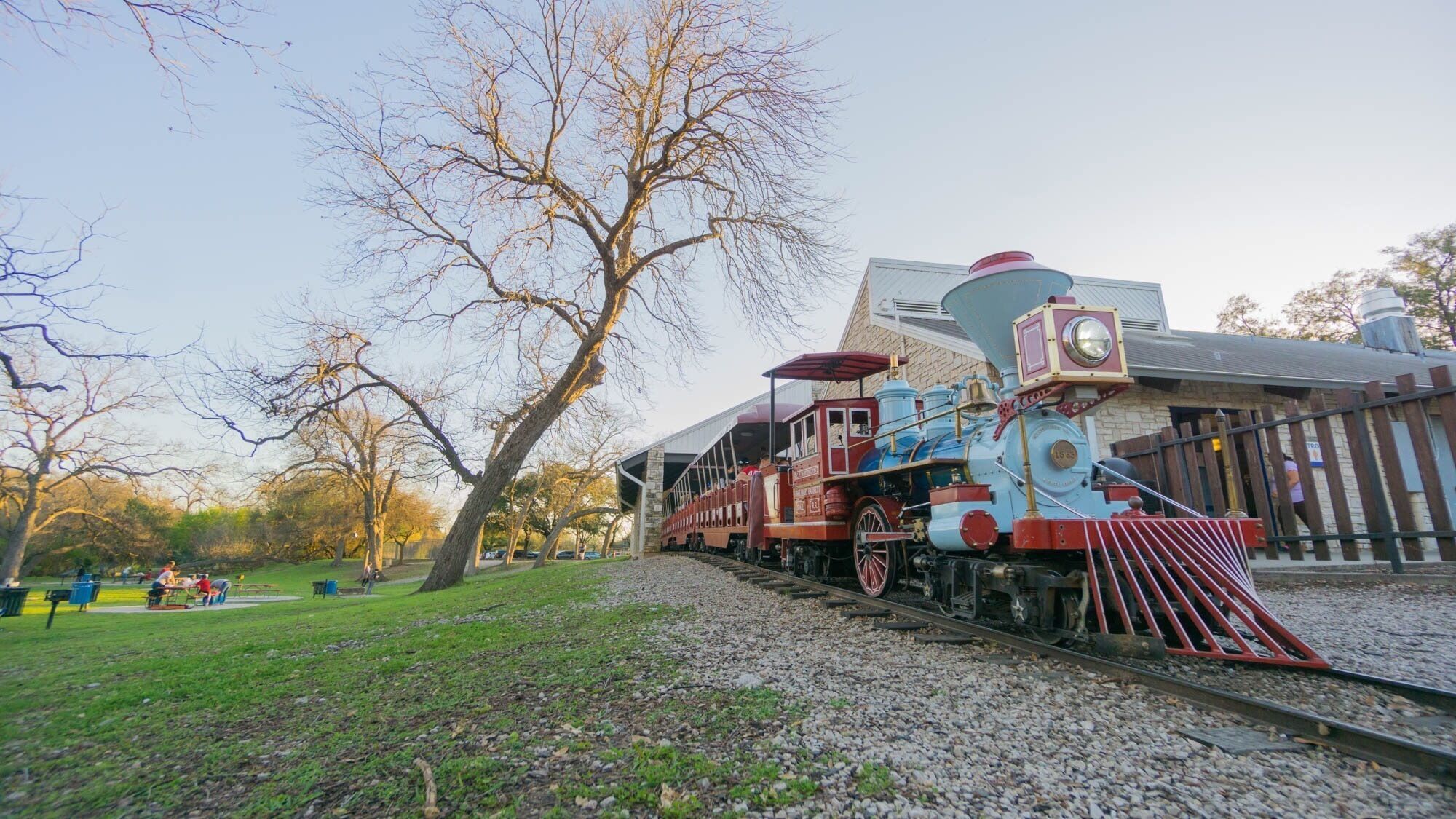 A small locomotive train that gives you are 15min tour near the san antonio zoo and around brackenridge park. 