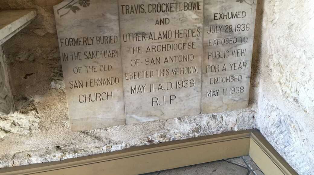 Tomb where lie Travis, Crockett and Bowie.