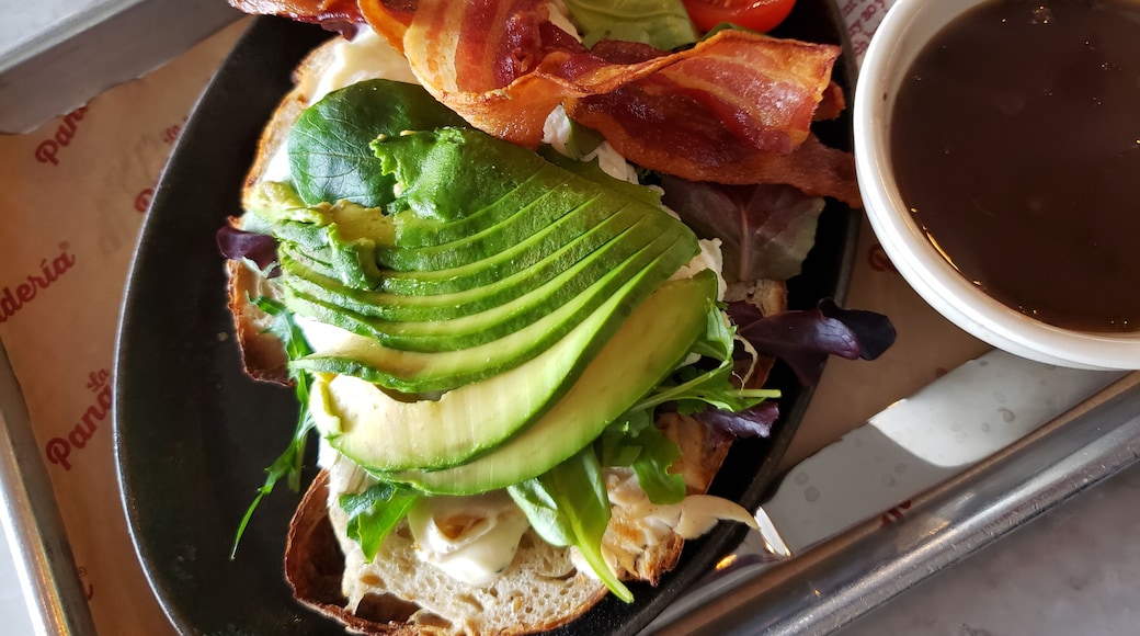 El Buenos Días 😋
Egg Whites▪️Avacado ▪️Bacon ▪️ Turkey ▪️Tomato ▪️Lettuce ▪️Cilantro Mayo