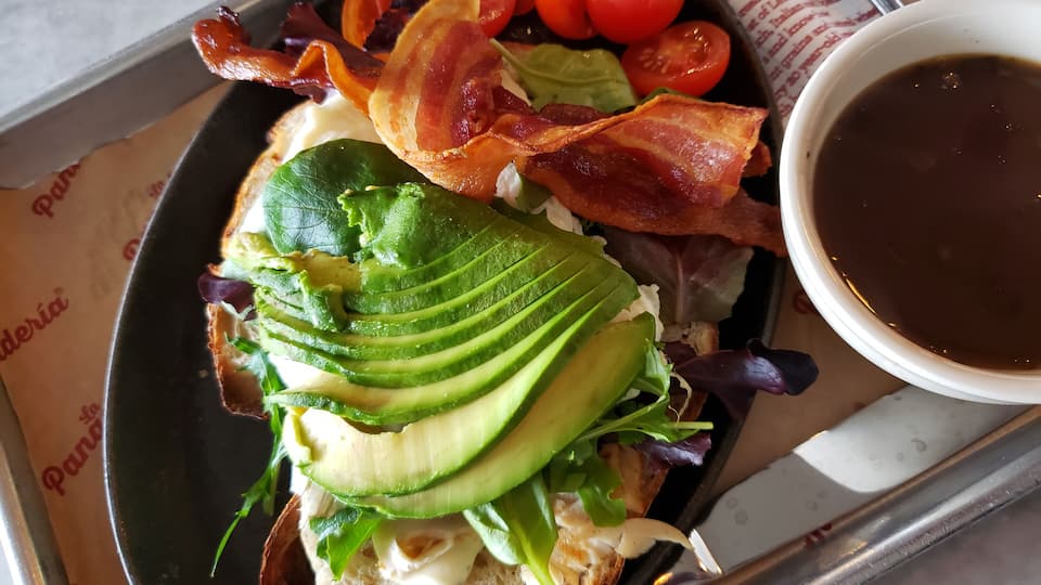 El Buenos Días 😋
Egg Whites▪️Avacado ▪️Bacon ▪️ Turkey ▪️Tomato ▪️Lettuce ▪️Cilantro Mayo