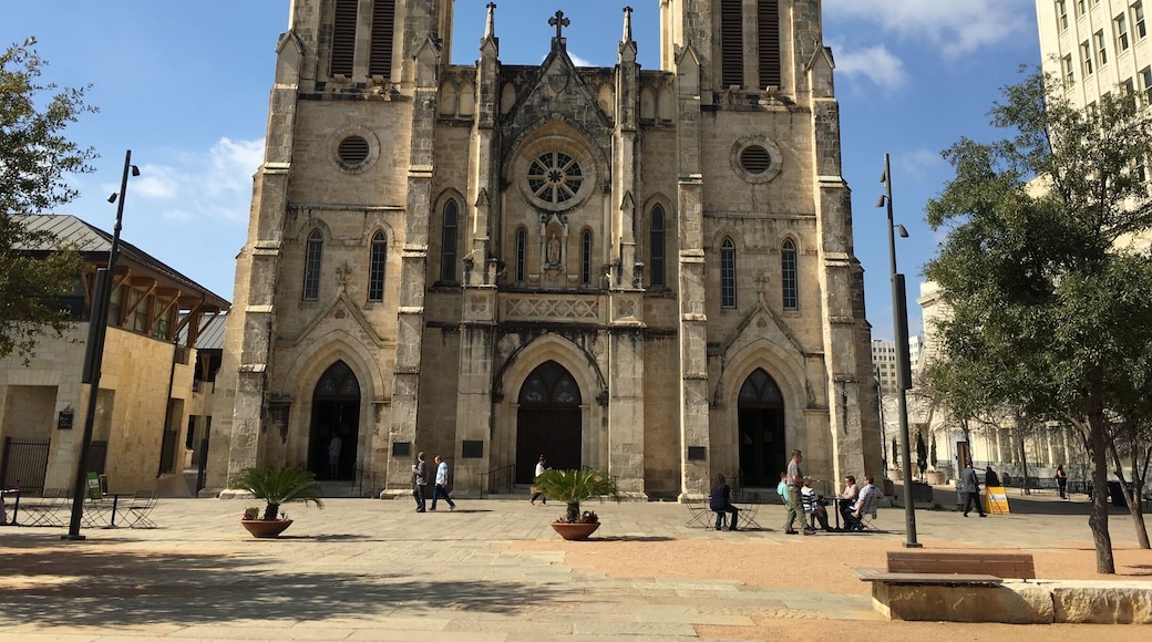 The church where Travis, Bowie and Crockett and other Alamo heroes are buried.
(January 2016)