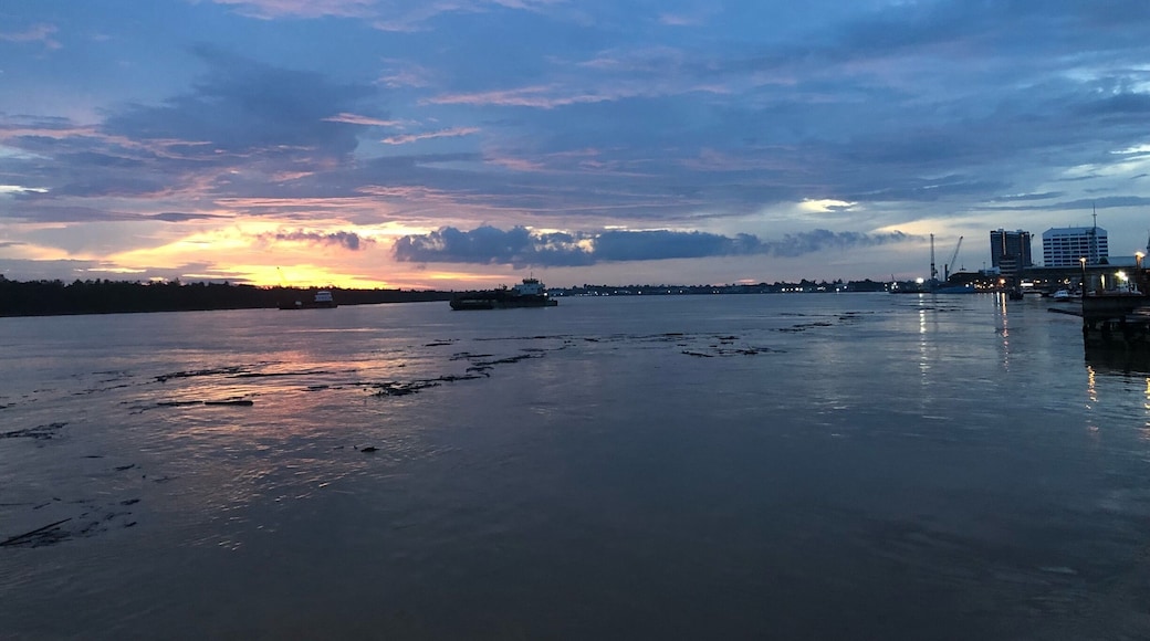 🌅 The appx. 563km Rajang river, Sibu city, the longest river in Sarawak #sarawak #malaysia #sibutown #sunset #troveon #bluesky #Rajang #river
