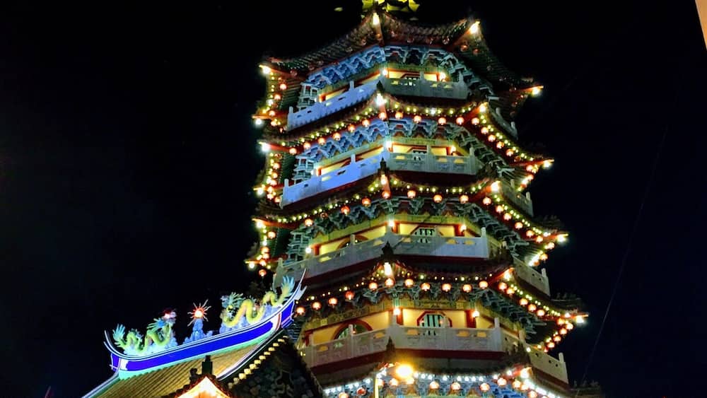 Tua Pek Kong Temple, Sibu, Sarawak, Malaysia.
Tua Pek Kong Temple is an old seven story Chinese pagoda in the relatively unknown town of Sibu in Malaysian Borneo. Set on the Rajang River the view from the top is nice., the pagoda is bright and colourful in the evenings.
There are few things to do in the town as yet, but there are some great cafes and night market. #TroveOn #packsandaplan