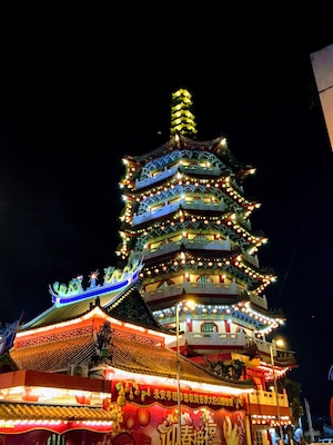 Tua Pek Kong Temple, Sibu, Sarawak, Malaysia.
Tua Pek Kong Temple is an old seven story Chinese pagoda in the relatively unknown town of Sibu in Malaysian Borneo. Set on the Rajang River the view from the top is nice., the pagoda is bright and colourful in the evenings.
There are few things to do in the town as yet, but there are some great cafes and night market. #TroveOn #packsandaplan