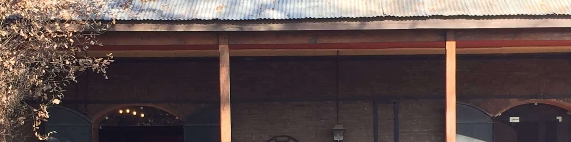 Un edificio con un letrero que dice "Cotton Magul" y un patio empedrado.