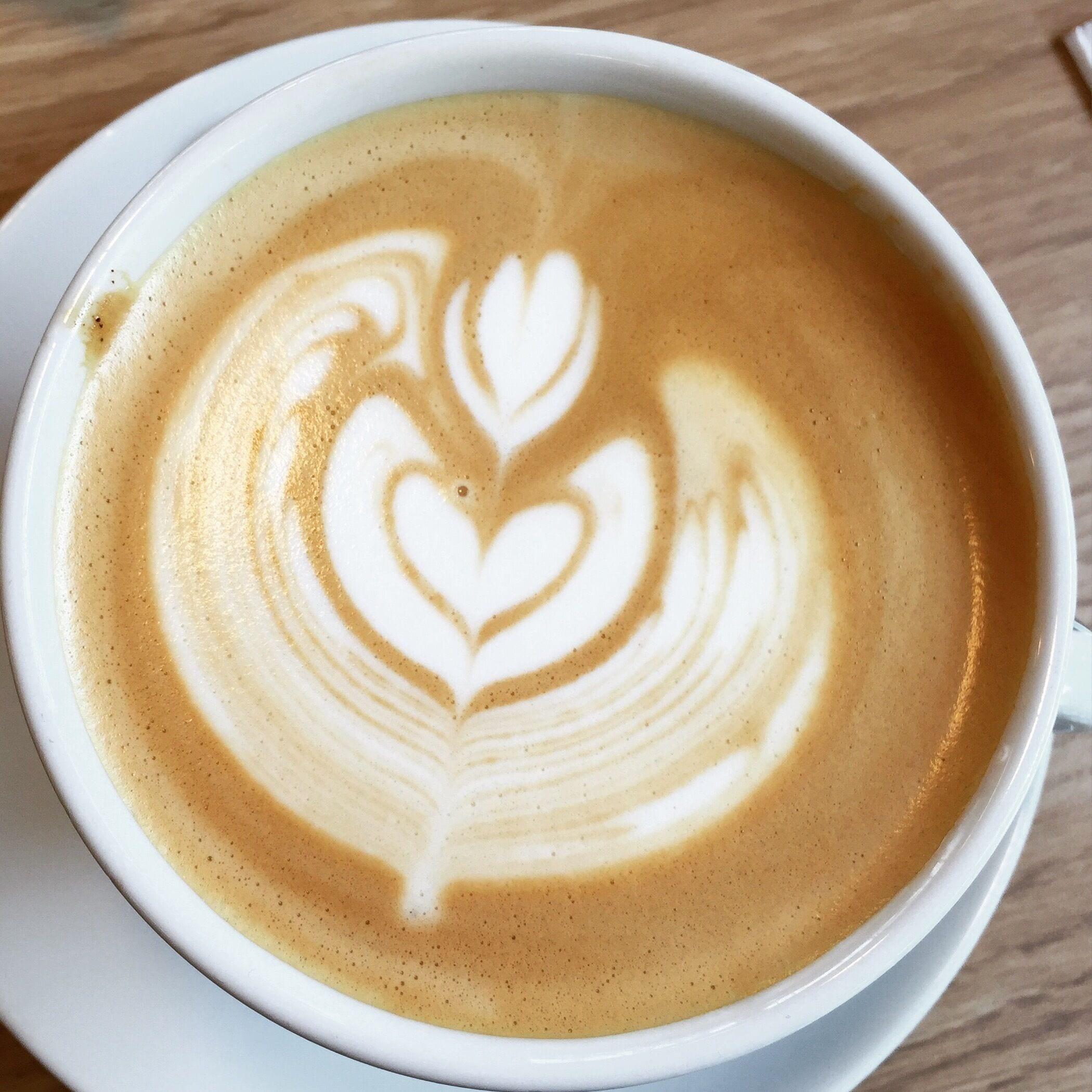 If you are looking for a comfortable place where you could eat and work simultaneously I would recommend you to go to Just people. Located in the corner of main avenue Apoquindo, this place has all the commodities you need for work 