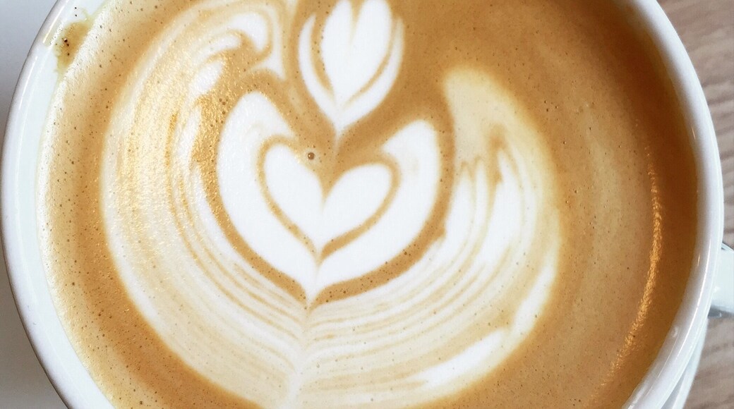 If you are looking for a comfortable place where you could eat and work simultaneously I would recommend you to go to Just people. Located in the corner of main avenue Apoquindo, this place has all the commodities you need for work