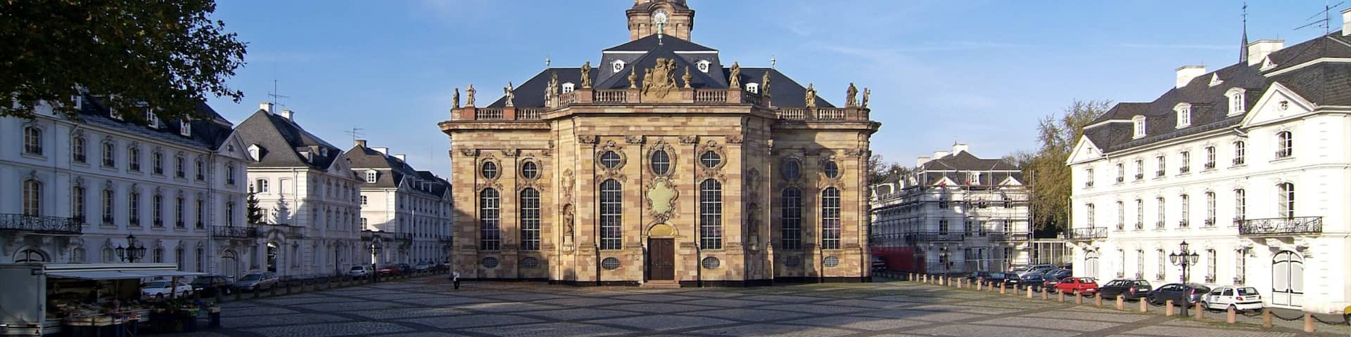 Sarrebruck ofreciendo una iglesia o catedral, una ciudad y escenas cotidianas