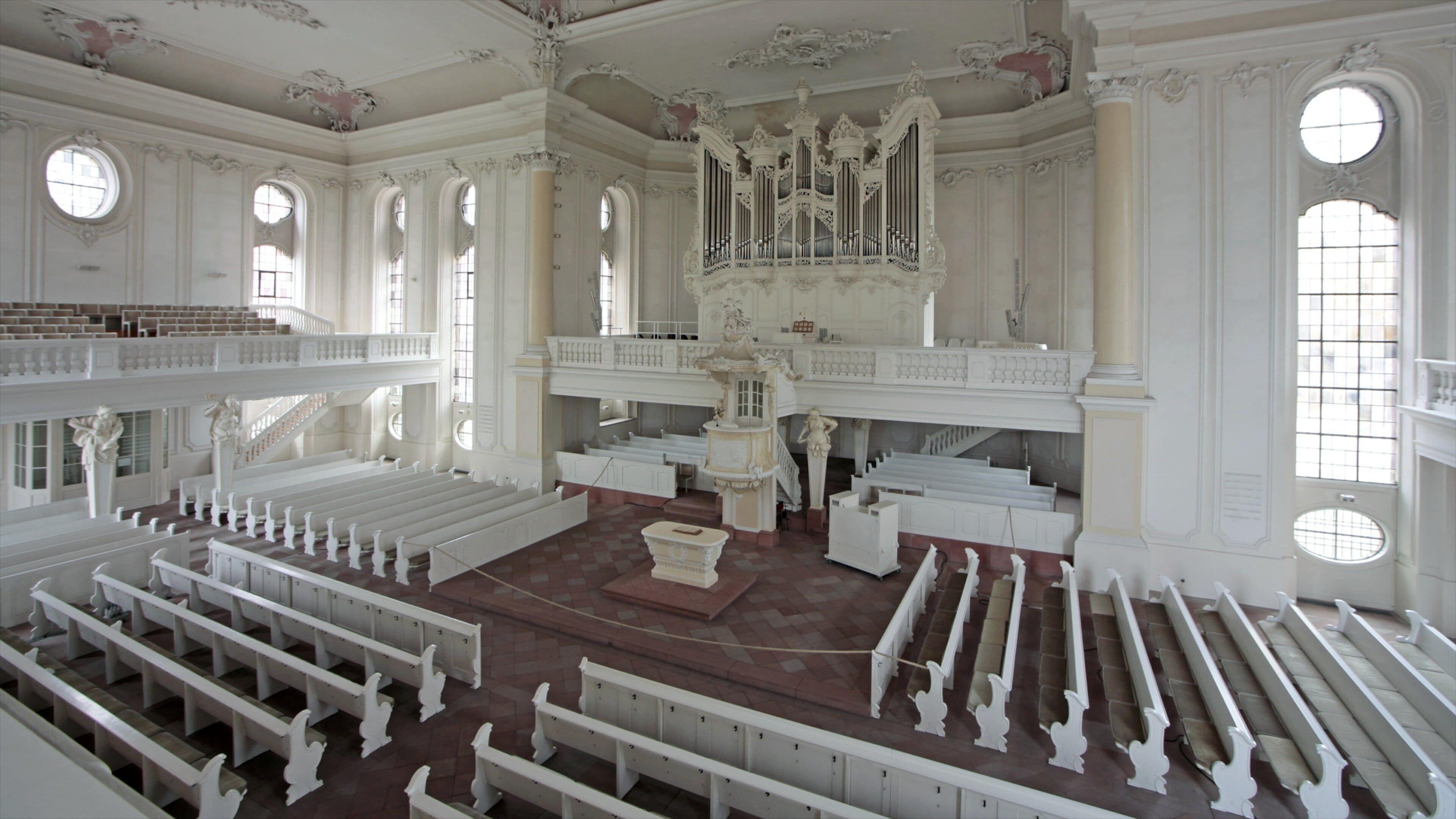 Saarbrücken fasiliteter samt historisk arkitektur, religiøse elementer og innendørs