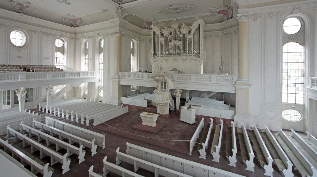 Saarbrücken fasiliteter samt historisk arkitektur, religiøse elementer og innendørs