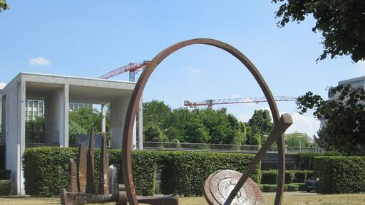 „Wanderung eines Caspar David“ Skulptur von Michel Gérard im Bürgerpark Saarbrücken (1991)