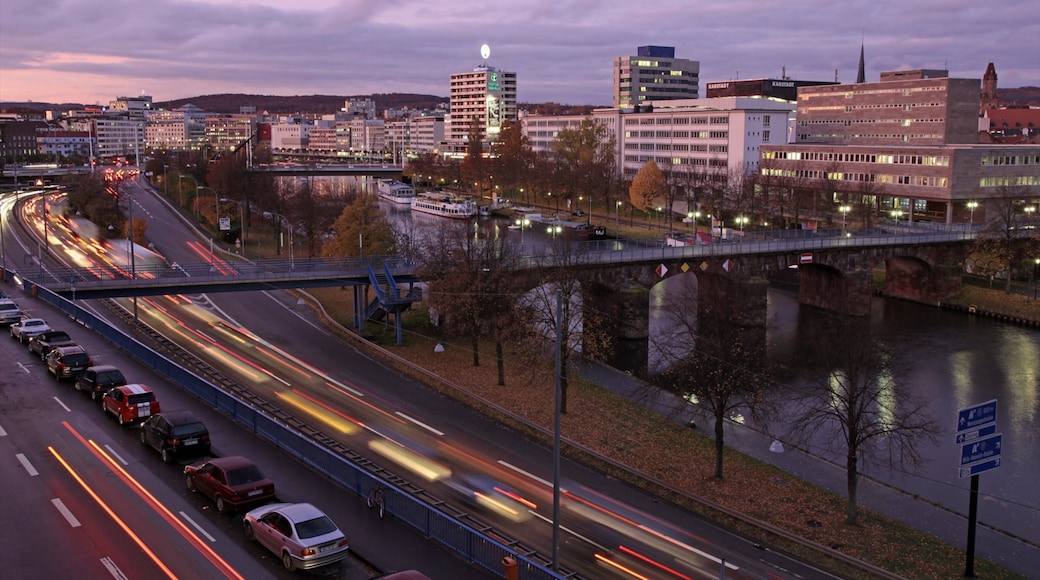 Sarrebruck qui includes riviĂšre ou ruisseau, quartier d\'affaires et silhouettes urbaines