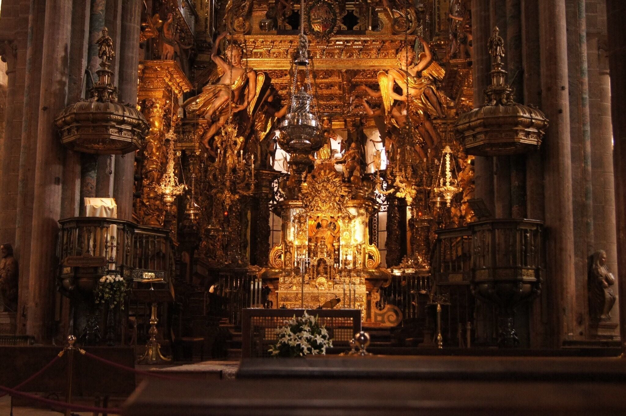 A catedral de Santiago de Compostela tem a fachada em estilo barroco e alberga o túmulo de Santiago Maior. É um dos destinos de peregrinação cristã mais importantes do mundo. O Centro Histórico faz parte da lista do Patrimônio Mundial da UNESCO. #SantiagodeCompostela #Spain
