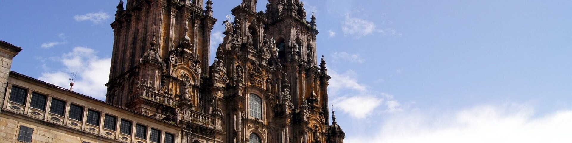 Una catedral histórica con arquitectura intrincada y múltiples agujas.