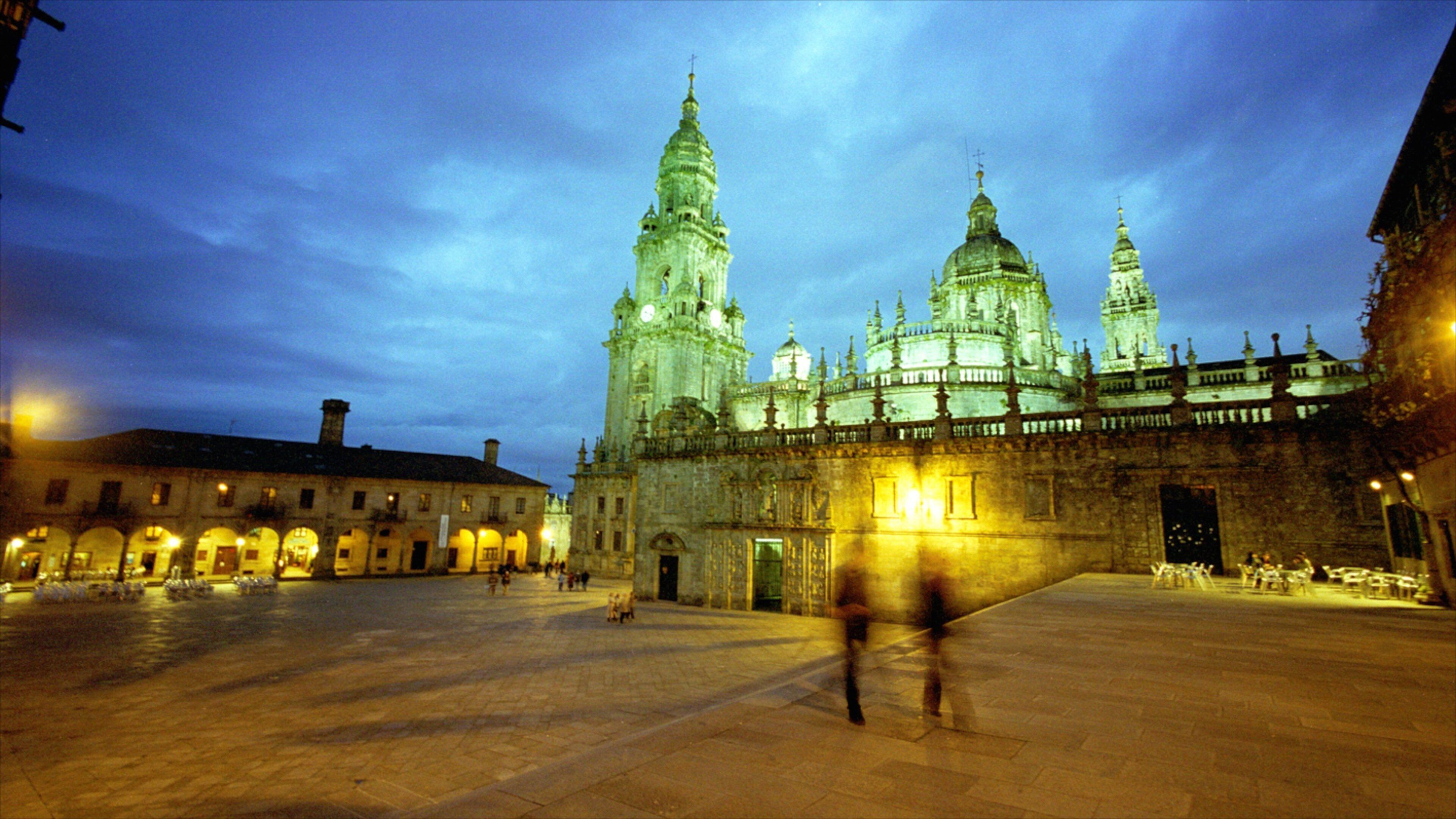 Santiago de Compostela mostrando una iglesia o catedral, patrimonio de arquitectura y escenas nocturnas