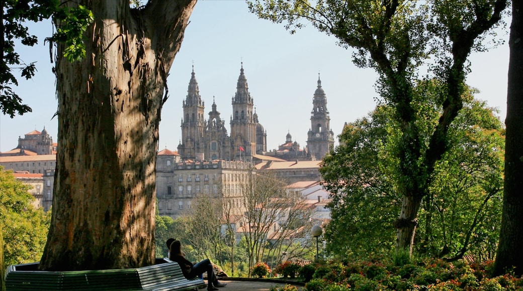Santiago de Compostela ซึ่งรวมถึง สวน, มรดกทางสถาปัตยกรรม และ โบสถ์หรือวิหาร