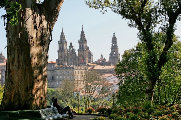 Santiago de Compostela que incluye un jardín, arquitectura patrimonial y una iglesia o catedral