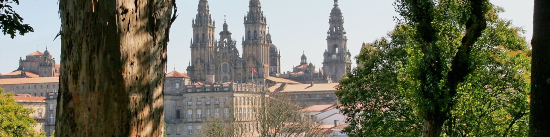 Santiago de Compostela mostrando um parque, arquitetura de patrimônio e uma igreja ou catedral