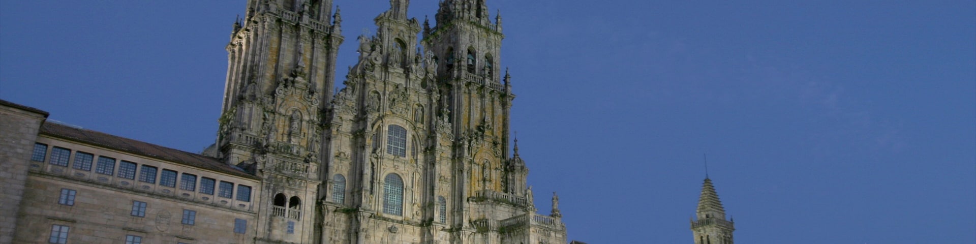 Una catedral histórica con arquitectura elaborada y una torre del reloj.