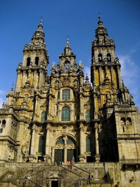 Eine historische Kathedrale mit zwei markanten Türmen und aufwendigen architektonischen Details.