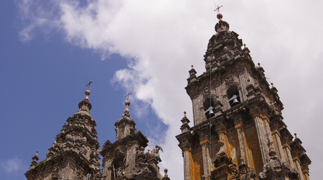 A catedral de Santiago de Compostela tem a fachada em estilo barroco e alberga o túmulo de Santiago Maior. É um dos destinos de peregrinação cristã mais importantes do mundo. O Centro Histórico faz parte da lista do Patrimônio Mundial da UNESCO. #SantiagodeCompostela #Spain