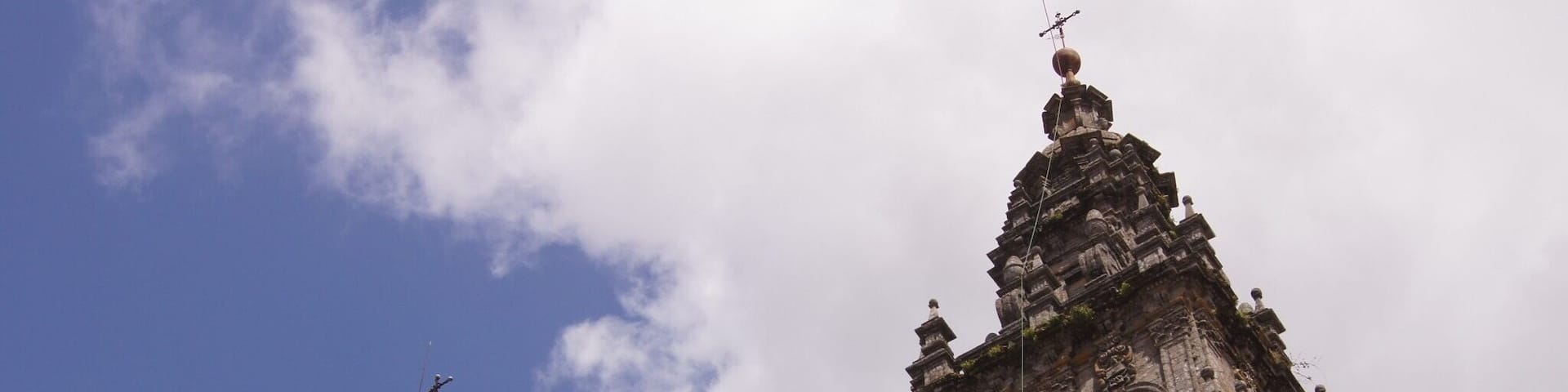 A catedral de Santiago de Compostela tem a fachada em estilo barroco e alberga o túmulo de Santiago Maior. É um dos destinos de peregrinação cristã mais importantes do mundo. O Centro Histórico faz parte da lista do Patrimônio Mundial da UNESCO. #SantiagodeCompostela #Spain