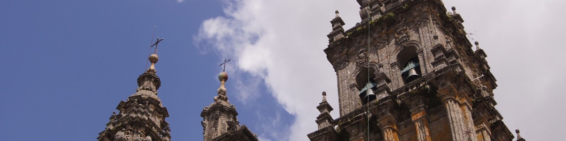 A catedral de Santiago de Compostela tem a fachada em estilo barroco e alberga o túmulo de Santiago Maior. É um dos destinos de peregrinação cristã mais importantes do mundo. O Centro Histórico faz parte da lista do Patrimônio Mundial da UNESCO. #SantiagodeCompostela #Spain