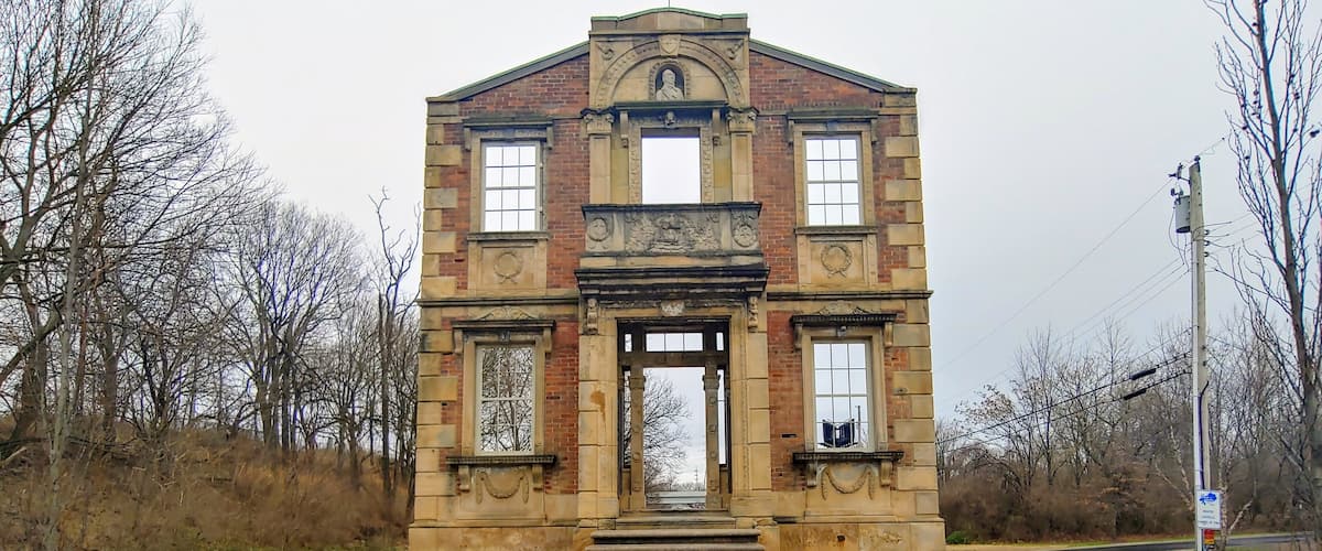 Built in 1865, by a German immigrant, this house survived a flood in 1937 and was set to be razed 1953 to make room for the expansion of the city dump.
The facade was saved and now is plopped in the middle of a road.