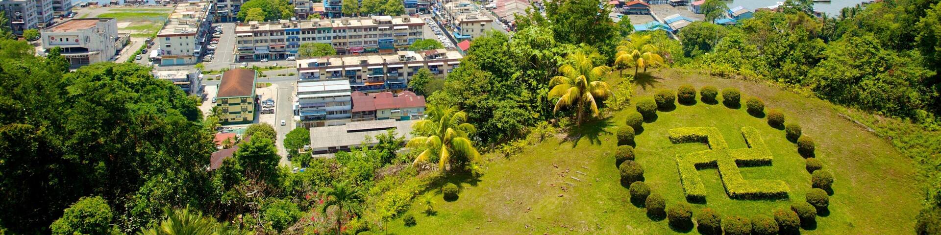 Sandakan mettant en vedette vues littorales, ville et jardin
