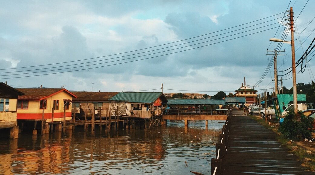 If you love seafood this is the place to visit. Fresh seafood at affordable price. If you are not into seafood, just go for the pictures :)