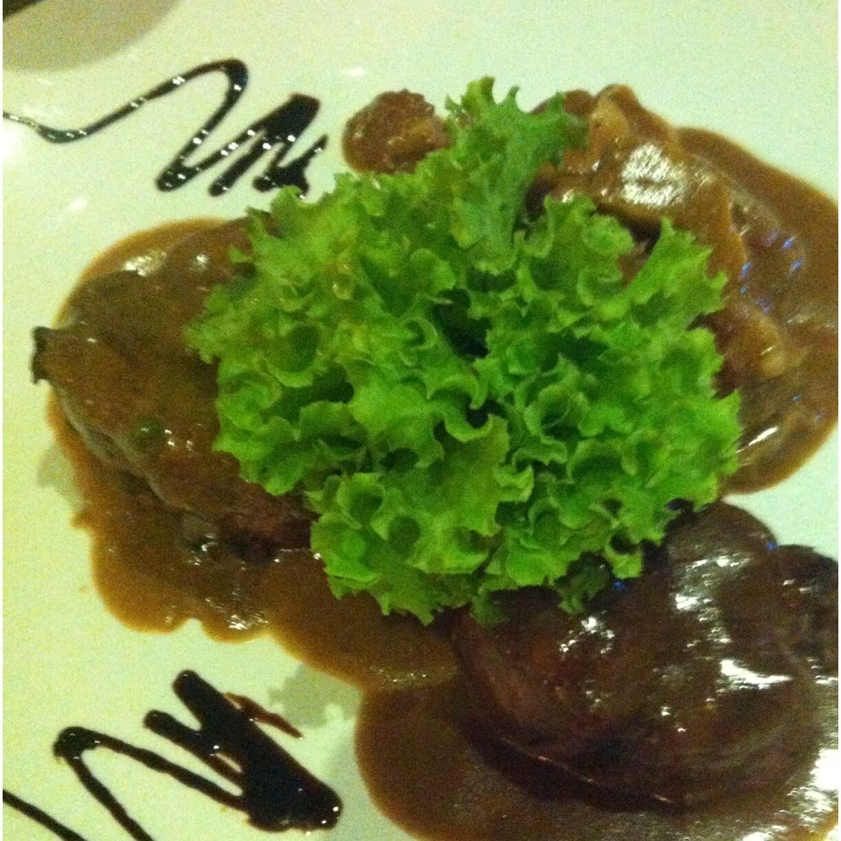 Medallones de res tricolonias con salsa de hongos, de malbec y chocolate amargo y salsa de pimientos!!! Ricoooo