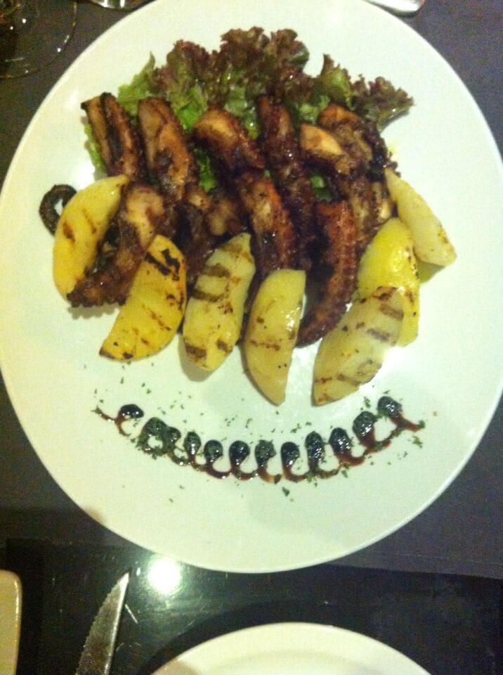 Pulpo a la braza con papas asadas