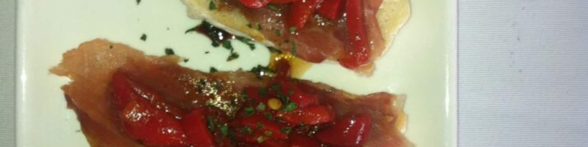 Montaditos de serrano y pimientođ