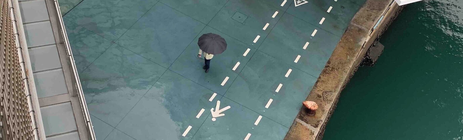 rainy day at the museum 
#santander #spain #umbrella