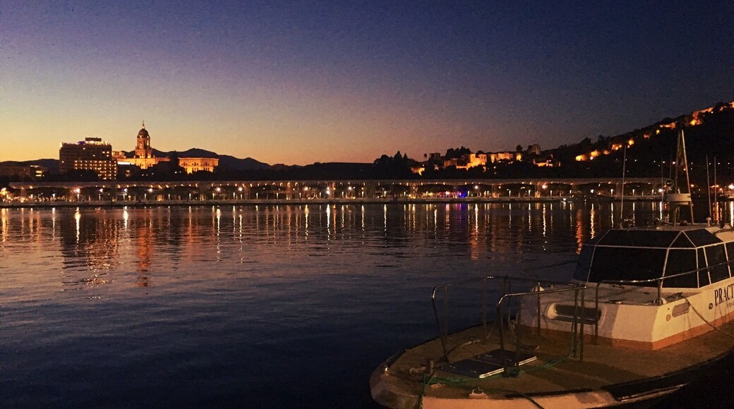 A beautiful place to take in a sunset over Málaga. Down by the port, you can shop at the local market stalls or eat a delicious dinner whilst watching the lights twinkle on the water.
#spain #LifeAtExpedia