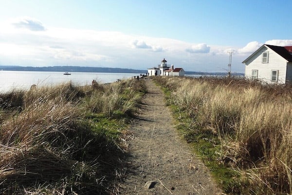 Making discoveries at Discovery Park! 2.8mi round trip loop, and 200ft. elevation gain make this trail perfect for an easy-going day out in nature. The park has a great variety of sights and the beautiful beach makes the trip back up the hill totally worth it.
