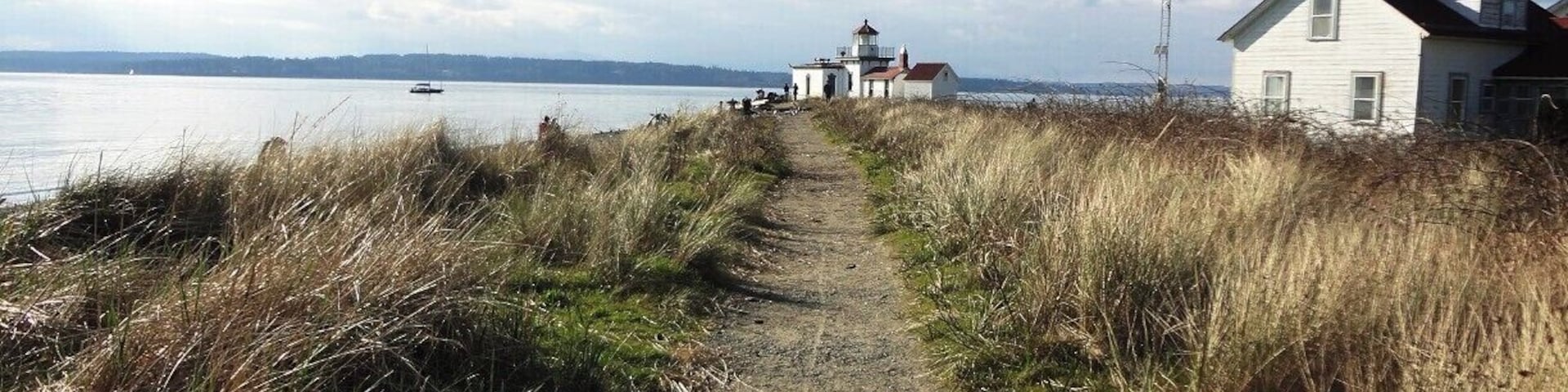 Making discoveries at Discovery Park! 2.8mi round trip loop, and 200ft. elevation gain make this trail perfect for an easy-going day out in nature. The park has a great variety of sights and the beautiful beach makes the trip back up the hill totally worth it.