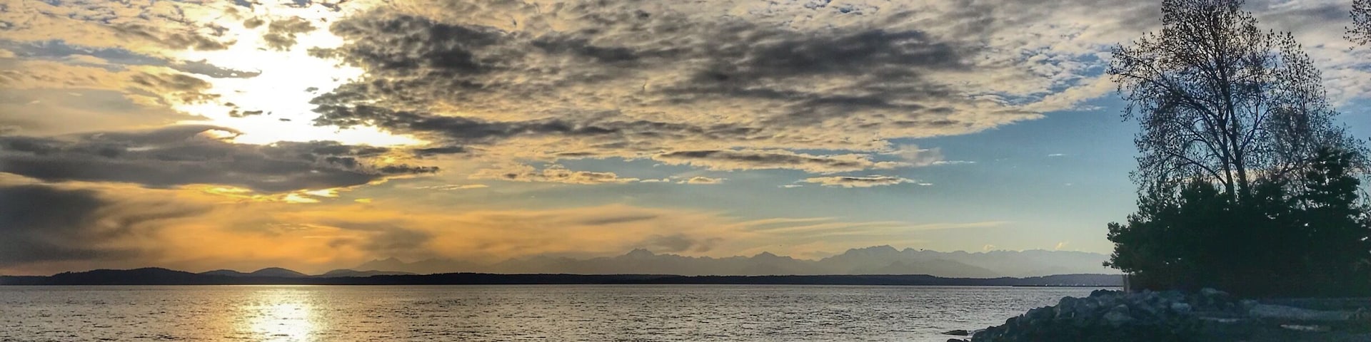 Great easy walking path. And such a cool view of the sound. Great place to see a sunset as well. Plus I saw a number of seals! #PhotoWalkSeattle