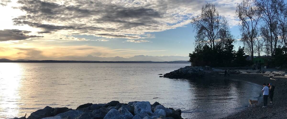 There are these two little secret beaches right next to downtown Seattle. Mostly unseen because everyone is focusing instead on their bike or run. Just look towards the water, it’s right there! 1/2 #photowalkseattle