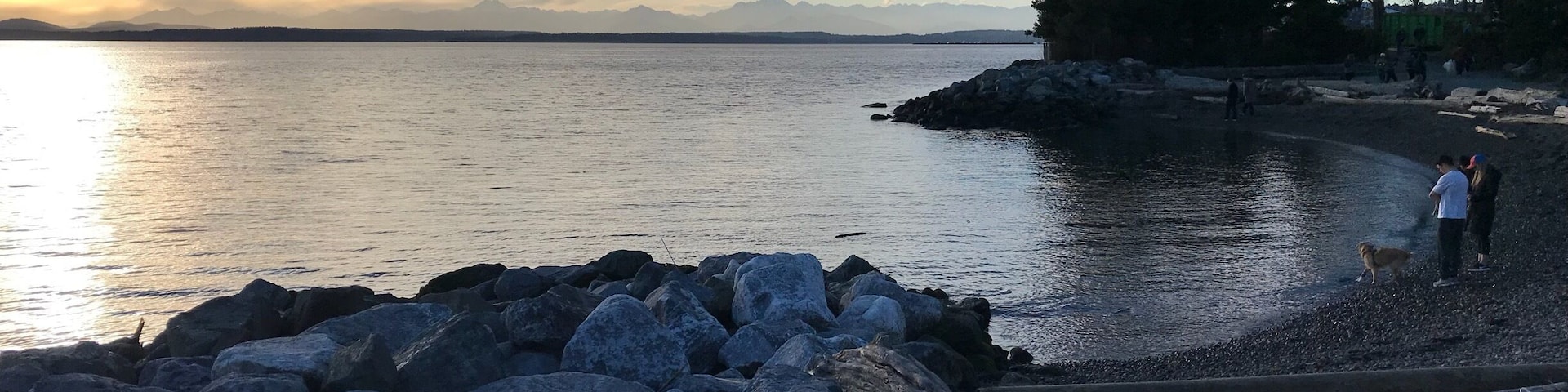 There are these two little secret beaches right next to downtown Seattle. Mostly unseen because everyone is focusing instead on their bike or run. Just look towards the water, it’s right there! 1/2 #photowalkseattle