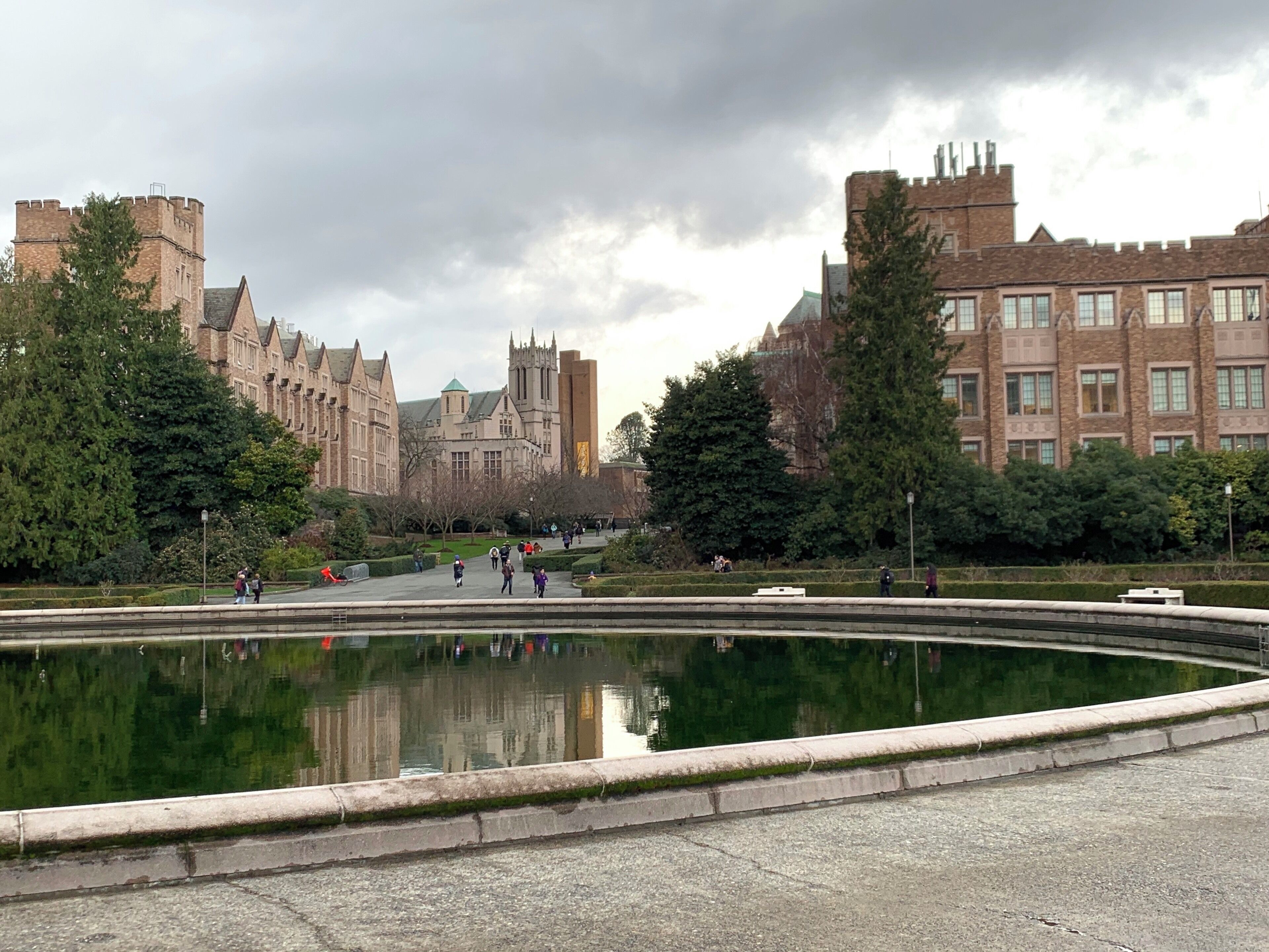 The Washington University Campus is 20’ from Seattle as is as beautiful as Harvard,Yale or Cambridge (UK) and if you get bored there a nice Mall very close