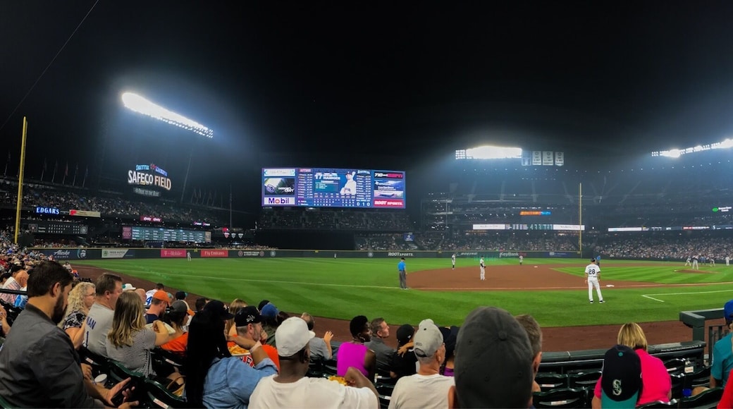 Beautiful night for a baseball game at SafeCo. Wonderful first visit and I’ll be sure to be back in the future.